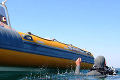 Mit dem Schlauchboot hinaus.